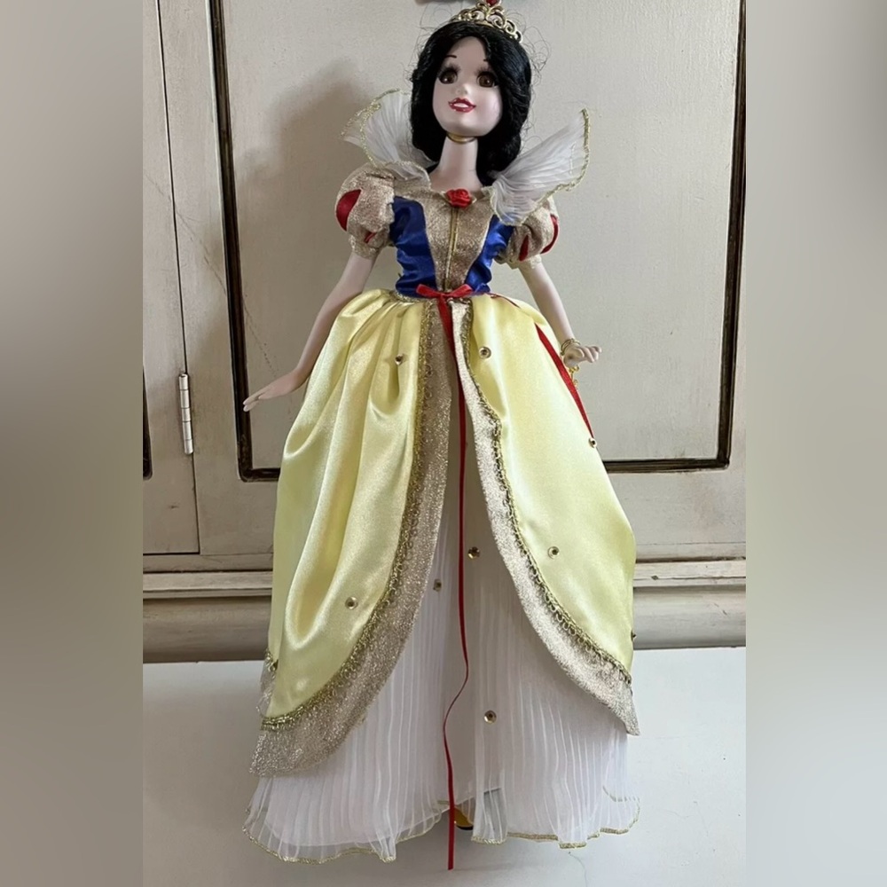 Disney SNOW WHITE Porcelain Keepsake DOLL BRASS KEY Collectibles figurine w/base